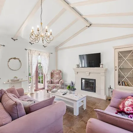 Villa Bellissima With Pool Near Porec *