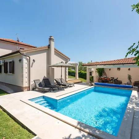 Villa Bellissima With Pool Near Porec