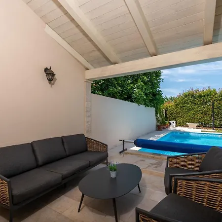 Bellissima With Pool Near Porec Willa